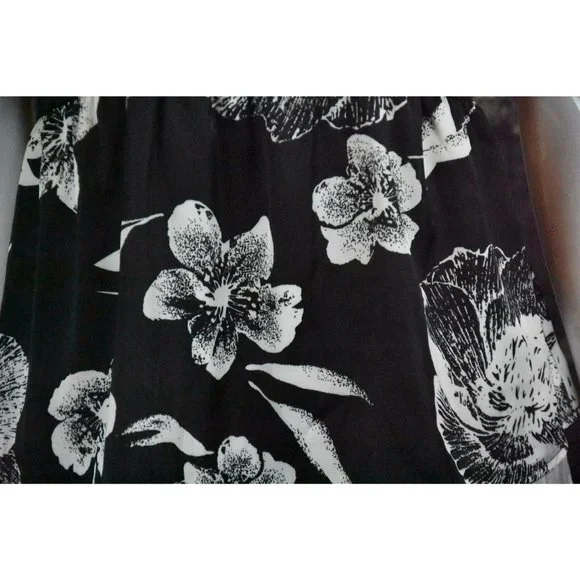 Charlotte Russe size M Sleeveless Racer Back Black and White Floral Print Top - Picture 4 of 7